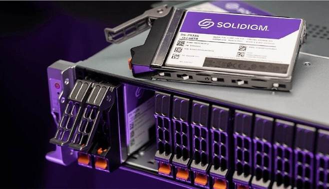 솔리다임의 D5-P5336 122.88TB 기업용 SSD가 서버에 장착된 모습. 솔리다임 제공