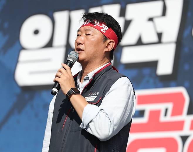 양경수 민주노총 위원장이 9일 서울 종로구 동십자각 교차로 인근에서 열린 양대노총 공공노동자 총력투쟁 결의대회에서 연대사를 하고 있다. 연합뉴스