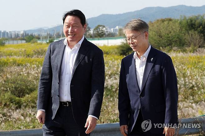 군공항 탄약고 부지 찾은 최태원·민형배 (전남광주=연합뉴스) 민현기 기자 = 최태원 SK그룹 회장과 민형배 전남광주통합특별시장이 9일 오후 전남광주 서구 군공항 부지에서 반도체 산업단지 조성 예정지를 살펴보고 있다. 2026.10.9 mhk0226@yna.co.kr