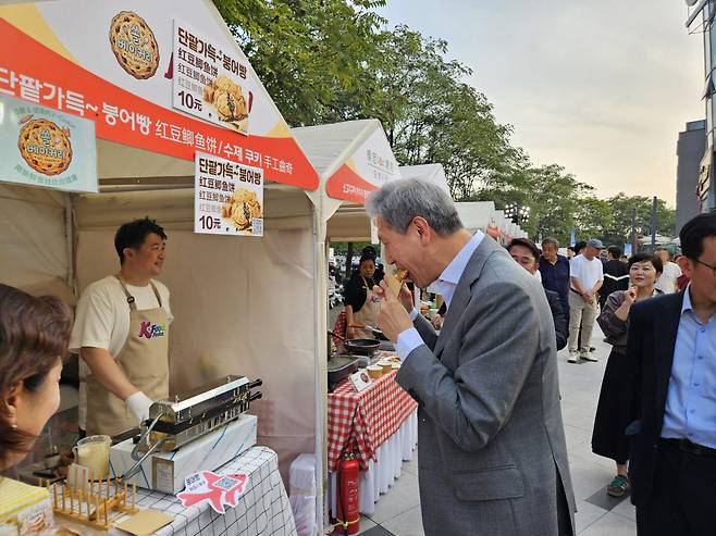 노재헌 주중한국대사가 지난 9일 중국 베이징 왕징에서 열린 'K푸드 페스타' 행사장을 찾아 음식을 맛보고 있다. (사진=이데일리 이명철 특파원)