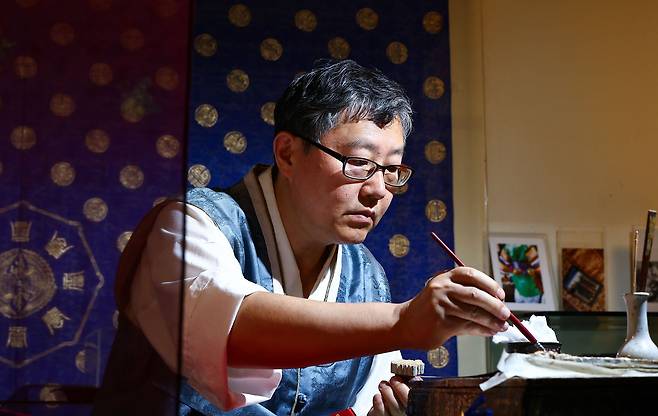 김 장인이 금박 문양을 새기는 작업을 하고 있다.