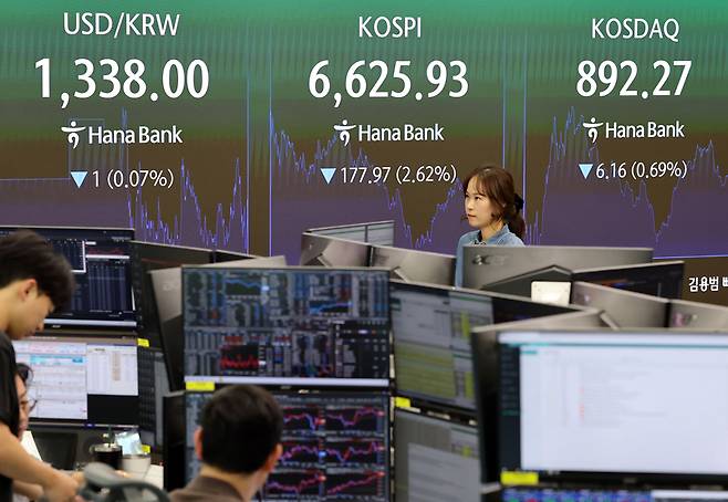 서울 중구 하나은행 본점 딜링룸 / 사진=연합뉴스