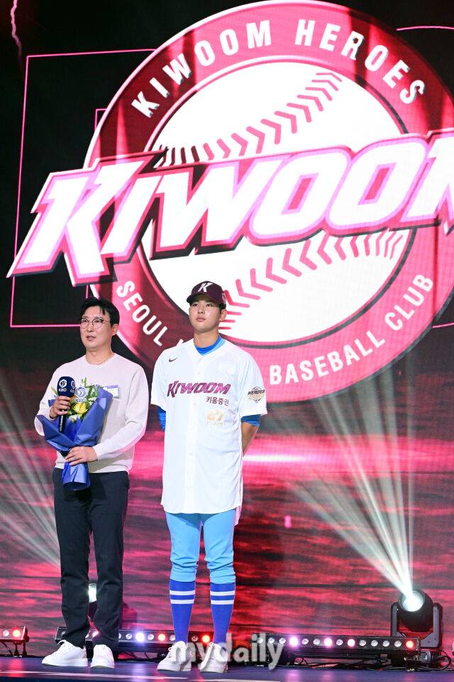 하현승이 21일 오후 서울 잠실동 롯데호텔 월드 크리스탈볼룸에서 진행된 ‘2027 KBO 신인드래프트’ 1라운드에서 키움으로 지명된 뒤 포즈를 취하고 있다./마이데일리