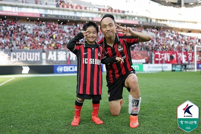 FC서울 문선민(오른쪽)이 10일 서울월드컵경기장에서 열린 제주 SK FC와 하나은행 K리그1 2026 31라운드 경기에서 승리한 뒤 아들 문태양 군과 포즈를 취하고 있다. 프로축구연맹 제공