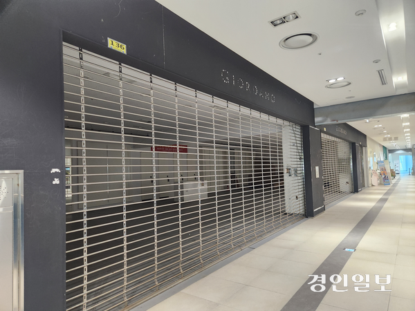 8일 오전 10시 30분께 찾은 인천 서해구 청라커낼웨이 인근의 한 중대형 상가 공실. 과거 매장이 입점했던 흔적이 남아있다. 2026.10.8 /유진주기자 yoopearl@kyeongin.com