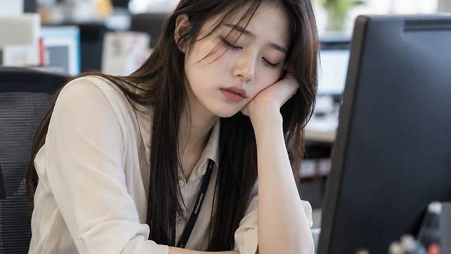 낮 피로가 반복될 때는 식사량과 수분 섭취, 신체 활동, 낮잠과 카페인 섭취 시간, 수면의 질을 함께 점검해야 한다 생활습관을 바꾸고 충분히 쉬어도 피로가 지속되면 수면장애나 빈혈, 갑상선 기능 이상 등 원인 질환을 확인할 필요가 있다|출처: Chat GPT 생성