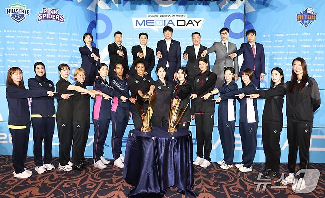 7일 서울 강남구 리베라호텔에서 열린 2026~2027시즌 프로배구 여자부 미디어데이에서 각 구단 감독과 선수들이 기념촬영을 하고 있다. 2026.10.7 ⓒ 뉴스1 이종수 기자