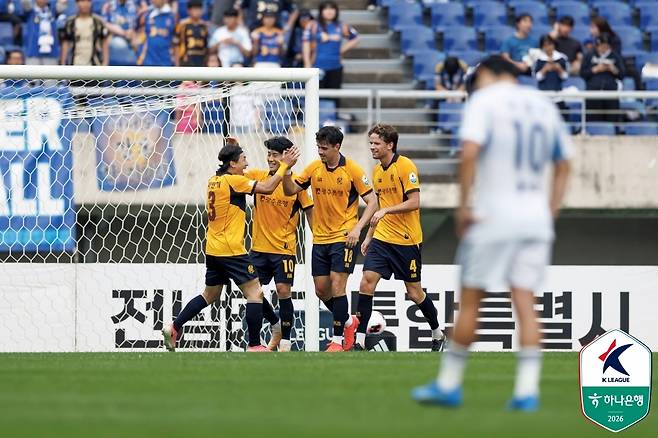 광주FC가 11일 광주월드컵경기장에서 열린 울산 HD와 홈 경기에서 득점 후 기뻐하고 있다. (한국프로축구연맹 제공. 재판매 및 DB 금지)