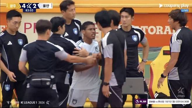 에릭과 충돌하는 곽태휘 코치. 캡쳐 | 중계화면