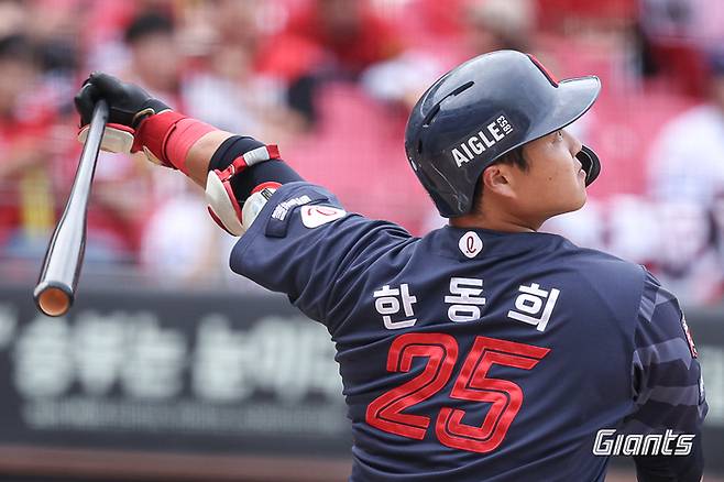 롯데 한동희가 11일 광주-기아 챔피언스 필드에서 열린 2026 KBO리그 정규시즌 KIA전에서 6회초 만루 홈런을 터뜨리고 있다. 사진 | 롯데 자이언츠