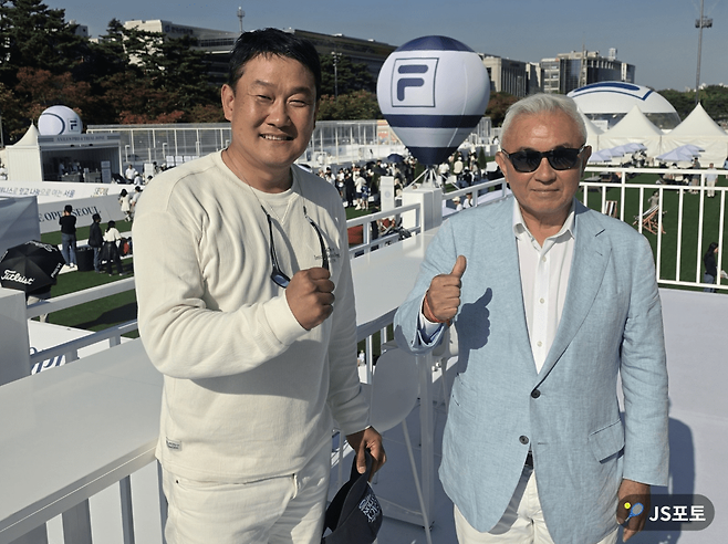 제4회 화이트오픈서울 현장에서 만난 김지헌 미스토코리아 대표와 주원홍 대한테니스협회 회장(오른쪽). 휠라 열기구를 배경으로 엄지를 들어 보인 두 사람은 화이트오픈을 한국을 대표하는 테니스 축제로 키우자는 뜻을 나눴다. JS포토