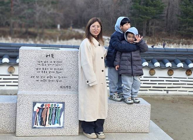 장진희 씨와 두 아들이 지난해 가을 강원도 정착 기념으로 홍천 인근의 한 절을 찾았다. 장진희 씨 제공