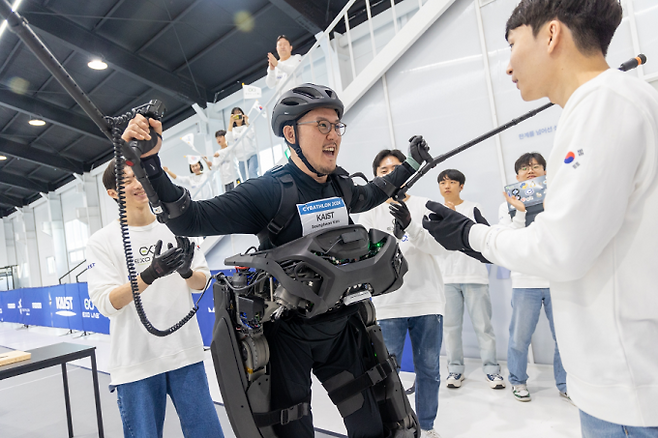 공경철 기계공학과 교수팀의 외골격 로봇 워크온수트. KAIST 제공