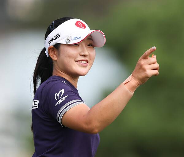 2026년 한국여자프로골프(KLPGA) 투어 '변형 스테이블포드 방식'의 HJ중공업·동부건설 챔피언십 우승 경쟁에 뛰어든 유현조 프로가 3라운드에서 경기하는 모습이다. 사진제공=KLPGA (사진을 무단으로 사용하지 마십시오.)