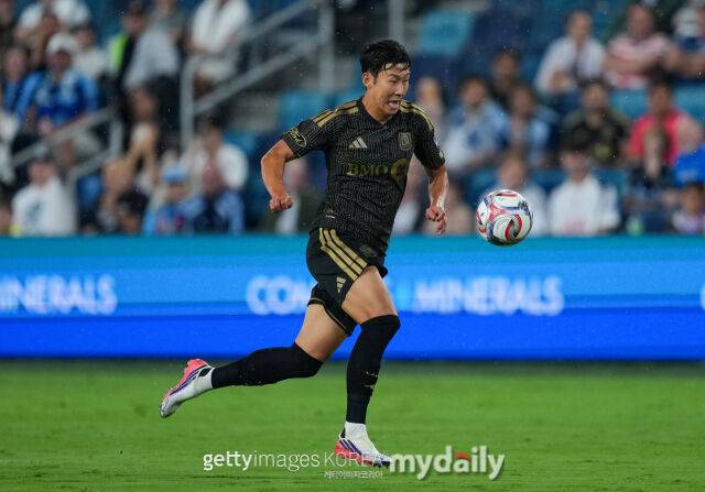 LAFC의 손흥민이 캔자스시티와의 2026시즌 MLS 경기에서 드리블을 하고 있다./게티이미지코리아