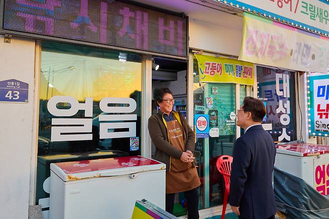 이재명 대통령이 8일 충남 안흥포구를 방문해 상인들과 인사하고 있다. 사진제공=청와대