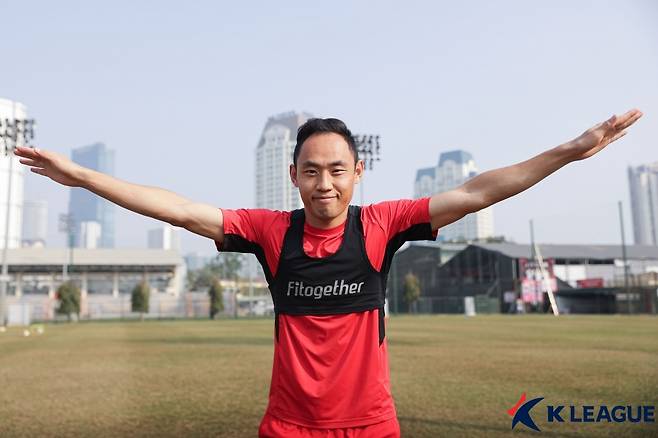 팀 연습 중 포즈를 위한 문선민의 모습. /사진=한국프로축구연맹 제공