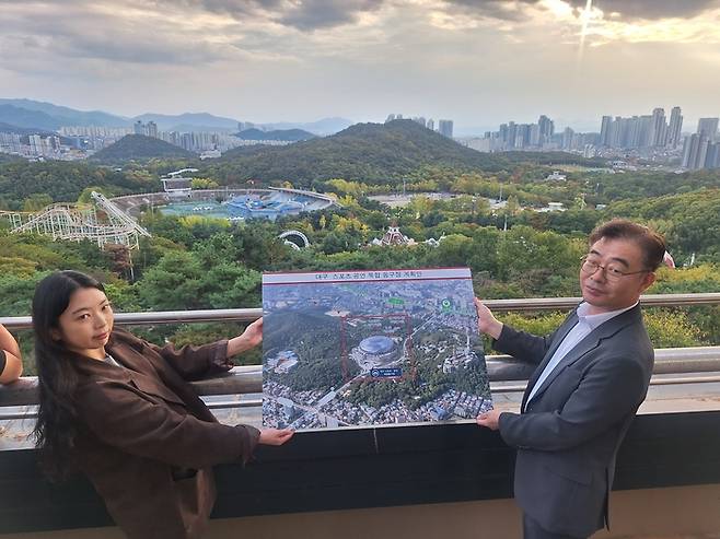 12일 오후 대구 달서구 이월드 83타워 전망대에서 대구시 나채운(오른쪽) 체육진흥과장이 스포츠·공연 복합 돔구장 건립 계획을 설명하고 있다. 강승규기자