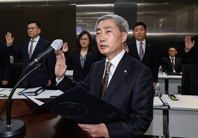 12일 오전 서울 중구 한국은행 본관에서 열린 국회 재정경제기획위원회 국정감사에서 신현송 한국은행 총재가 출석해 기관장 선서를 하고 있다. 고성준 기자 joonko1@(이투데이DB)