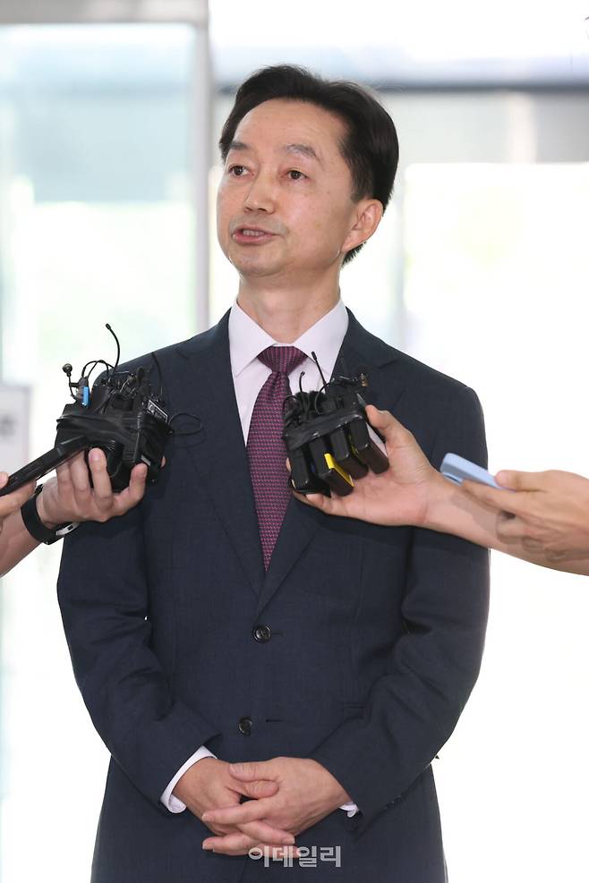 김지용 초대 중대범죄수사청장 후보자가 지난달 8일 서울 종로구 정부서울청사 창성동별관에 마련된 인사청문회 준비단 사무실로 출근하며 취재진 질문에 답하고 있다. (사진=이데일리 이영훈 기자)