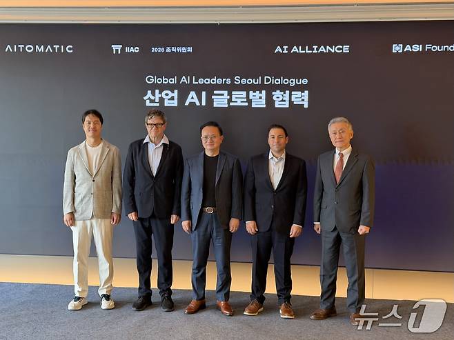 (왼쪽부터) 임용 서울대 법학전문대학원 부교수, 얀 르쿤 뉴욕대 교수 겸 AMI 랩스 창업자·회장, 크리스토퍼 응우옌 에이토매틱 공동창업자·최고경영자(CEO), 앤서니 아눈지아타 AI 얼라이언스 공동창립자, 지미 리 ASI파운드리 회장이 12일 서울 중구 웨스틴조선서울에서 열린 '산업 AI 글로벌 협력' 기자간담회에 참석했다. ⓒ 뉴스1 이기범 기자