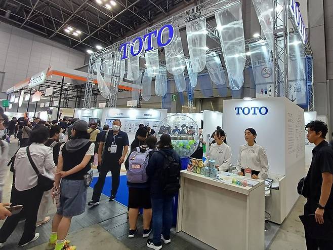 지난 8일 일본 도쿄 빅사이트에서 열린 국제복지기기전 'H.C.R.2026'에서 관람객들이 TOTO 부스를 둘러보고 있다. TOTO는 변기에서 앉고 일어나는 동작을 돕는 리프트와 보조 변좌 등 화장실 이용 보조기기를 선보였다. 사진=서혜진 특파원