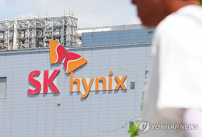 SK하이닉스가 출하량과 판매가격 회복에 힘입어 3분기 시장 기대치를 웃도는 실적을 낼 것이라는 전망이 나왔다. /사진=연합뉴스