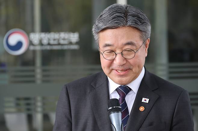 윤호중 행정안전부 장관이 12일 세종시 정부세종청사에서 임은정 광주지방중대범죄수사청장에 대한 감찰 지시와 관련해 취재진의 질문에 답하고 있다. 연합뉴스