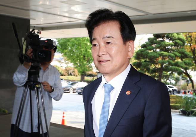 (서울=뉴스1) 이종덕 기자 = 정동영 통일부 장관이 12일 서울 종로구 정부서울청사로 출근하고 있다. 2026.10.12/뉴스1 Copyright (C) 뉴스1. All rights reserved. 무단 전재 및 재배포, AI학습 이용 금지. /사진=(서울=뉴스1) 이종덕 기자