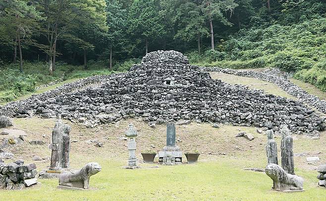 전(傳)구형왕릉. 금관가야의 마지막 임금 구형왕의 무덤으로 전해지는 곳이다. 산청의 대표적인 명소다.