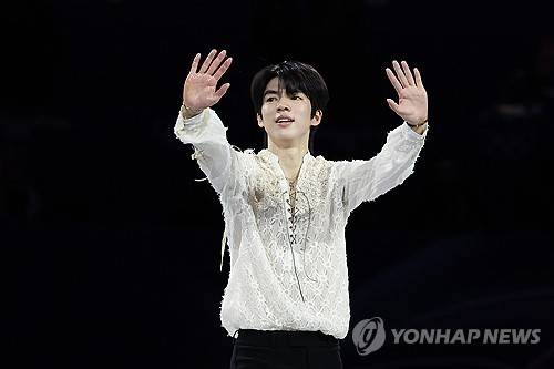 갈라 연기 마친 차준환 (밀라노=연합뉴스) 서대연 기자 = 21일(현지시간) 이탈리아 밀라노 아이스스케이팅 아레나에서 열린 2026 밀라노ㆍ코르티나담페초 동계올림픽 피겨스케이팅 갈라쇼에서 차준환이 연기를 마친 뒤 관중에 인사하고 있다. 2026.2.22 dwise@yna.co.kr