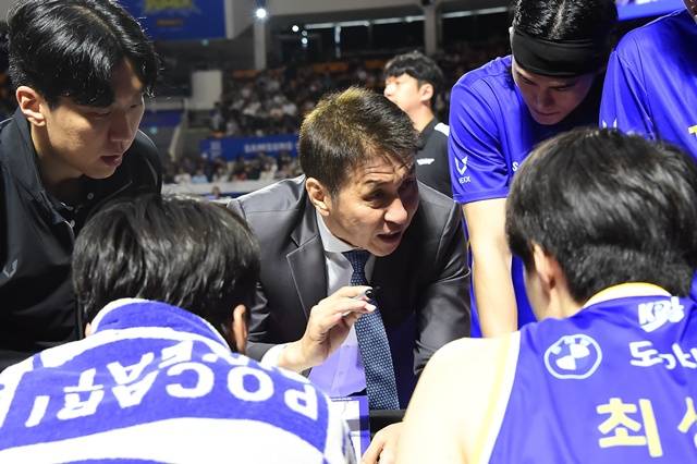 김상식 서울 삼성 감독(가운데). /사진=KBL 제공