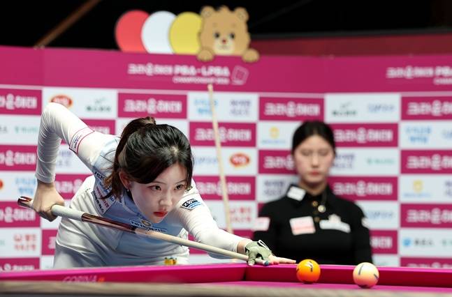 정수빈이 11일 경기도 고양시 '고양 킨텍스 PBA 스타디움'에서 열린 이미래와 프로당구 2026-27시즌 4차 투어 '크라운해태 PBA-LPBA 챔피언십' LPBA 결승전에서 스트로크를 준비하고 있다. /사진=PBA 투어 제공