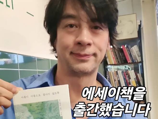 배우 권오중이 희소 질환을 앓는 아들 혁준 군의 그림이 담긴 첫 에세이를 출간했다./사진=권오중 SNS