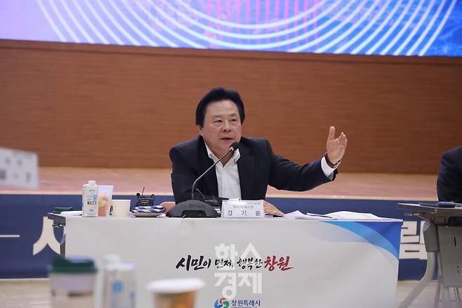 강기윤 창원특례시장이 오늘(13일) 출범 100일 기자간담회에서 진해신항 북극항로 거점화 구상을 설명하고 있다. 사진=정수연 기자