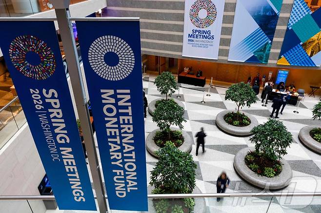 Banners decorate the International Monetary Fund (IMF) headquarters building (Photo by Kent Nishimura / AFP) ⓒ AFP=뉴스1