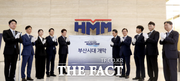 이재명 대통령이 13일 부산 HMM 본사에서 열린 제막식에서 현판 제막 후 전재수 부산시장, 황종우 해양수산부 장관, 최원혁 HMM 대표이사 사장을 비롯한 참석자들과 기념촬영을 하고 있다. /뉴시스