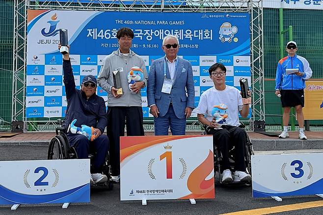 제46회 전국장애인체육대회 휠체어테니스 종합 시상식. 시상자 주원홍 대한장애인테니스협회장(오른쪽 두번째) / 대한장애인테니스협회