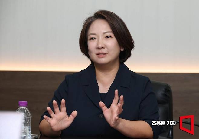 최현수 깨끗한나라 회장이 서울 용산구 한남대로 깨끗한나라 본사에서 아시아경제와 인터뷰 하고 있다. 조용준 기자