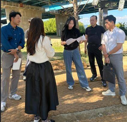 부산시의회 복지환경위원회 김정원 의원 등이 화명생태공원 현장을 점검하고 있다.