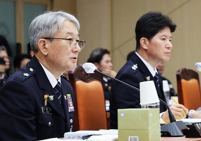 13일 경기도 수원시 장안구 경기남부경찰청에서 열린 국회 행정안전위원회의 경기남·북부경찰청에 대한 국정감사에서 김홍근 경기남부경찰청장 직무대리(사진 왼쪽)가 위원 질의에 답하고 있다. ⓒ연합뉴스