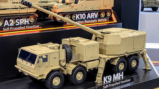 미국 워싱턴DC에서 열린 'AUSA 2026'에 전시된 한화에어로스페이스의 K9 차륜형 자주포(K9MH) 모형. K9MH는 미 육군으로부터 'XM1776'이라는 제식명을 부여받았다. 한화에어로스페이스 제공