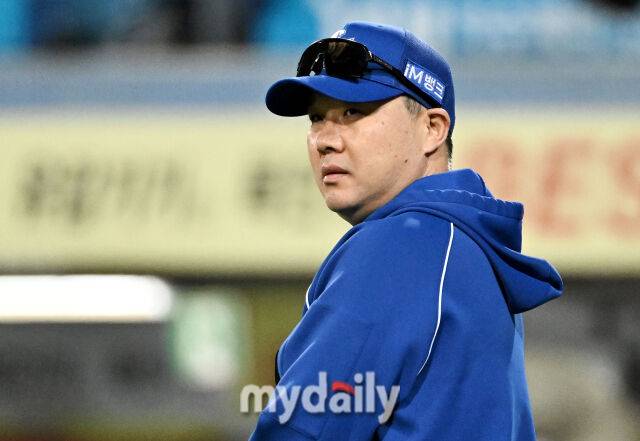 1일 오후 대구광역시 대구삼성라이온즈파크에서 진행된 '2026 프로야구 KBO리그' 삼성라이온즈와 한화이글스의 경기. 삼성 박진만 감독이 3-2로 승리한 뒤 선수들을 바라보고 있다./마이데일리
