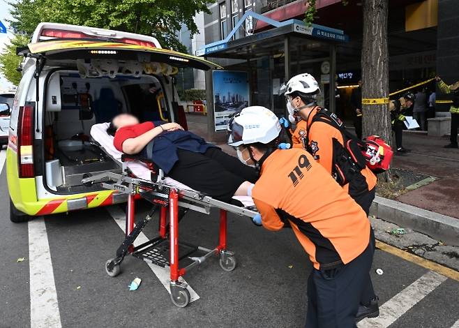 13일 인천 남동구 구월동의 한 대형 복합상업시설에서 흉기 난동 사건이 발생한 가운데 구급대원들이 피해자를 이송하고 있다. 2026.10.13 뉴시스