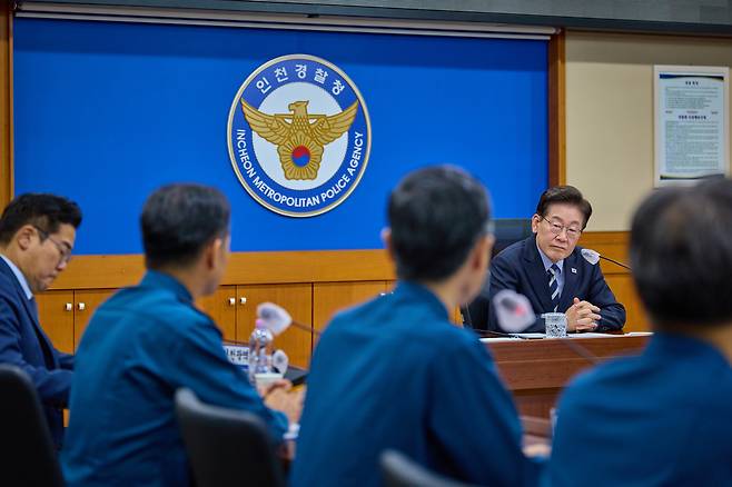 이재명 대통령이 13일 인천경찰청에서 이날 대형마트에서 발행한 흉기 난동 사건 대응 현황을 점검하고 있다. 청와대 제공
