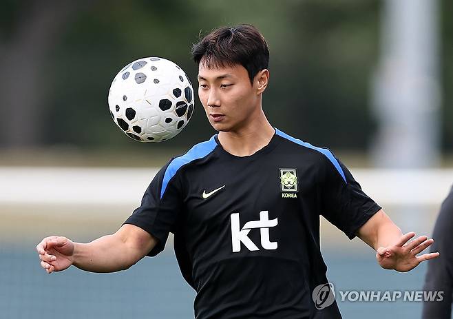 미국전 앞둔 백승호 (뉴욕=연합뉴스) 윤동진 기자 = 4일(현지시간) 미국 뉴욕 아이칸 스타디움에서 진행된 한국 축구 대표팀 훈련에서 백승호가 볼에 집중하고 있다. 2025.9.5 mon@yna.co.kr