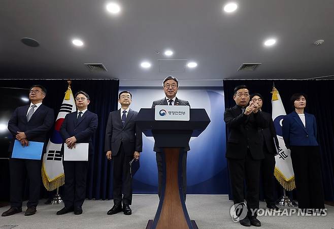 법무·성평등부·금융위 2027년 세종으로…공무원 1만명 대이동 (서울=연합뉴스) 한종찬 기자 = 윤호중 행정안전부 장관이 13일 정부서울청사 본관 브리핑룸에서 2차 중앙행정기관 이전 세부계획을 발표하고 있다. 행안부는 이날 법무부와 성평등가족부, 외교부, 통일부, 국방부 등 수도권에 있는 중앙행정기관(부처) 등 44곳을 2027년부터 2031년까지 세종으로 단계 이전한다고 밝혔다. 2026.10.13 saba@yna.co.kr