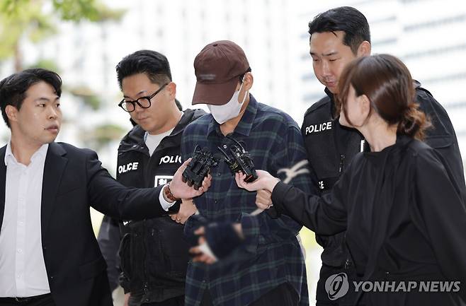 '장모 살인·아내 납치' A씨, 구속 전 피의자 심문 (서울=연합뉴스) 류영석 기자 = 이혼소송 중 장모 살해 및 아내를 납치한 20대 중반 남성 A씨가 13일 서울 송파구 서울동부지방법원에서 열린 구속 전 피의자 심문(영장실질심사)에 출석하고 있다. 2026.10.13 ondol@yna.co.kr