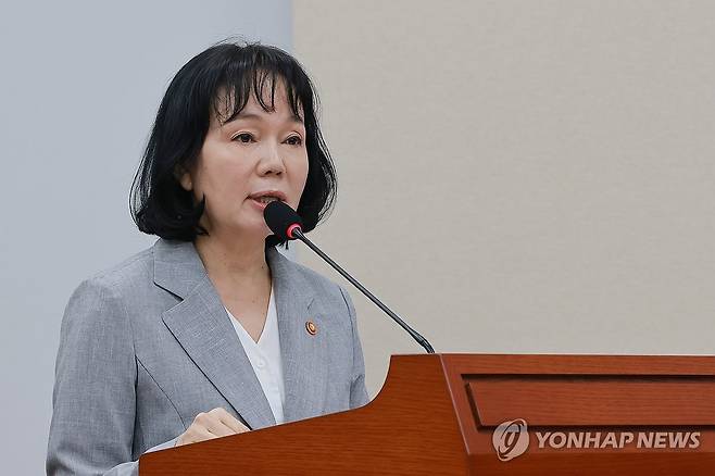 인사말·업무보고 하는 송경희 개인정보보호위원장 (서울=연합뉴스) 신현우 기자 = 송경희 개인정보보호위원장이 13일 국회 정무위원회에서 열린 국무조정실, 개인정보보호위원회 등에 대한 국정감사에서 인사말과 업무보고를 하고 있다. 2026.10.13 nowwego@yna.co.kr