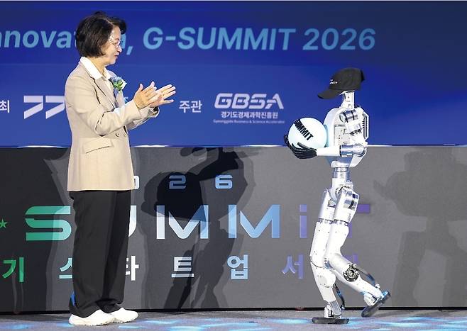 14일 오전 수원특례시 영통구 수원컨벤션센터에서 열린 '2026 경기 스타트업 서밋(G-SUMMIT 2026)'개막식에서 추미애 지사가 휴머노이드 로봇에게 경기 스타트업 서밋 오브제를 전달 받고 있다. /전광현 기자 maggie@incheonilbo.com